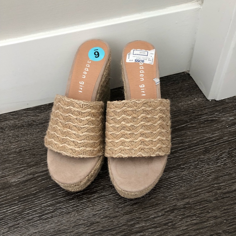Steve Madden wedge sandals. NWT. Size 6.